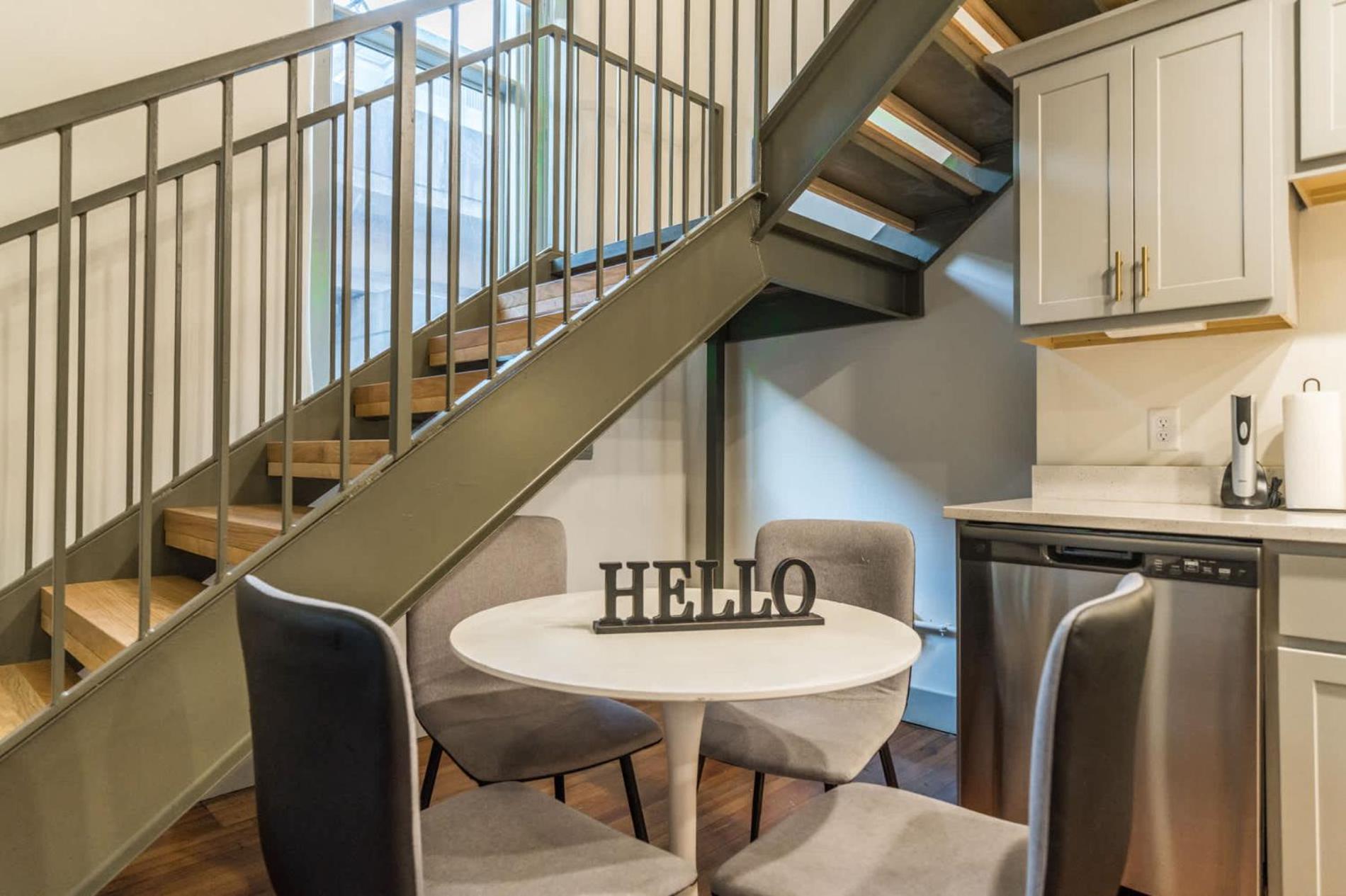 Bright And Modern Loft In # 203 *